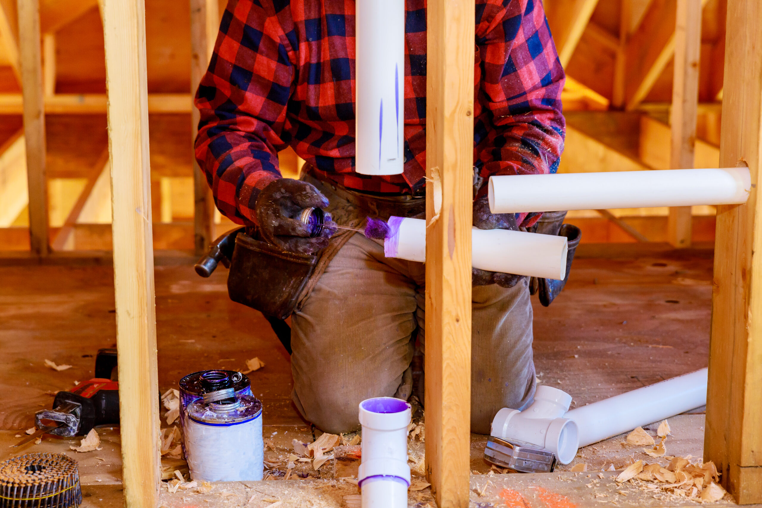 Plumbing,Building,Contractor,Installing,Plastic,Drain,Pipe,In,The,Elbow